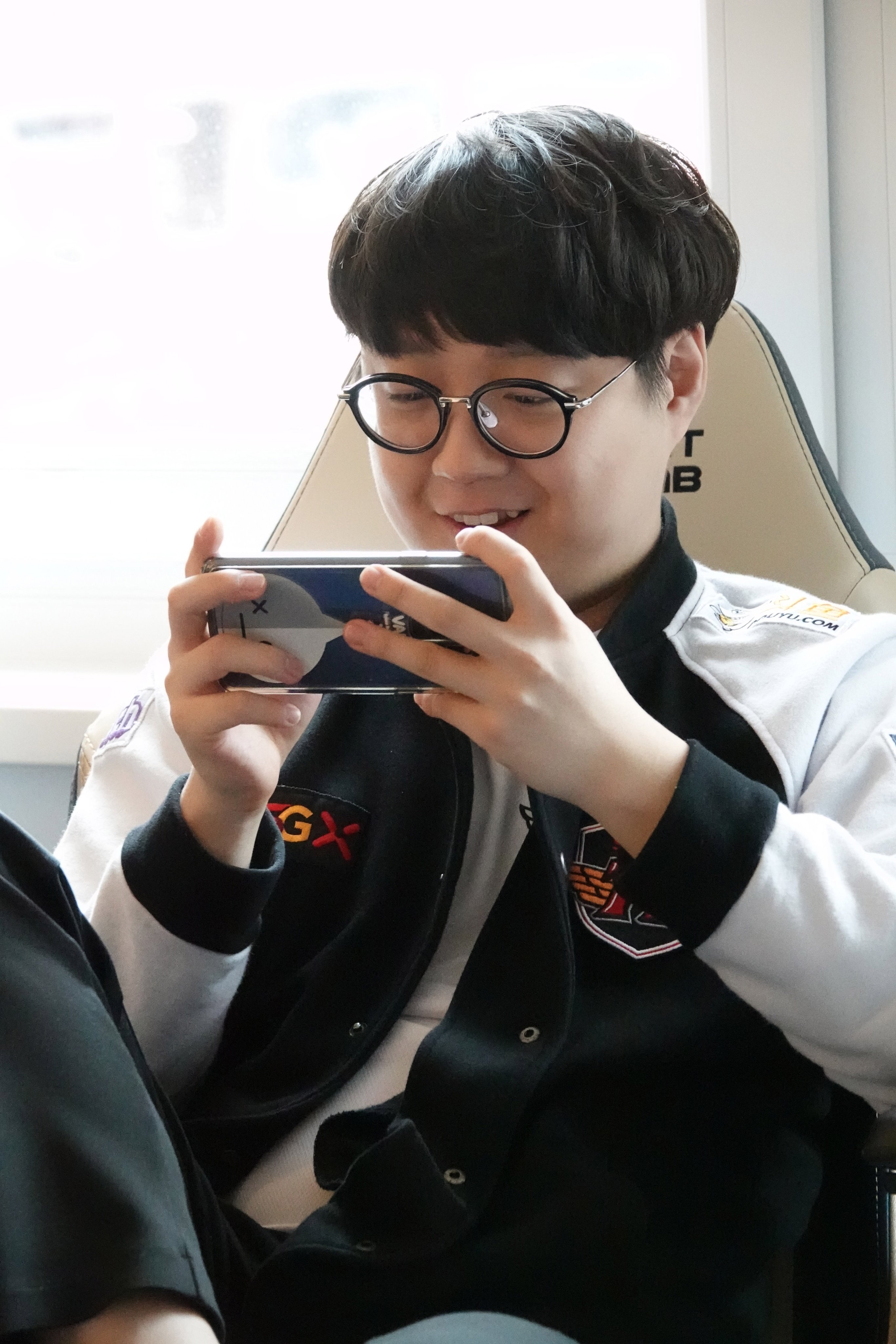 SKT带队取胜!,穆古鲁扎重要时刻战术调整观众掌声雷动 SKT带队取胜!,穆古鲁扎重要时刻战术调整观众掌声雷动